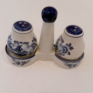 Holland hand painted mini salt and pepper shaker with holder Vintage delft blue